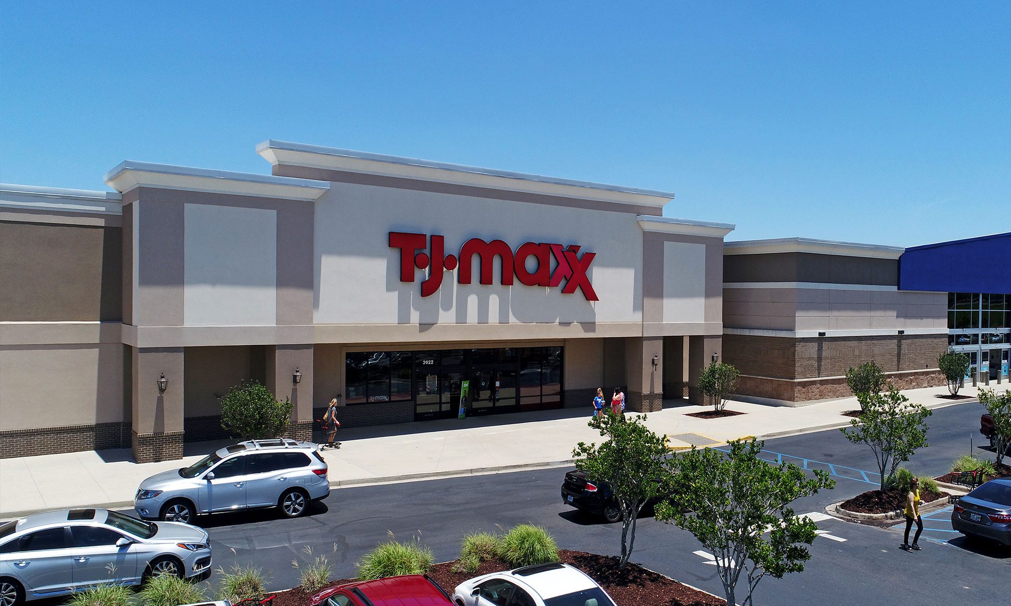 TJ Maxx Dress Code In 2022 (All You Need to Know)